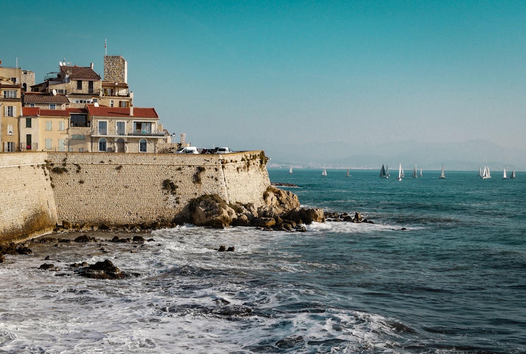 Acheter un yacht à Antibes: le guide complet avant d'investir sur la Côte d'Azur