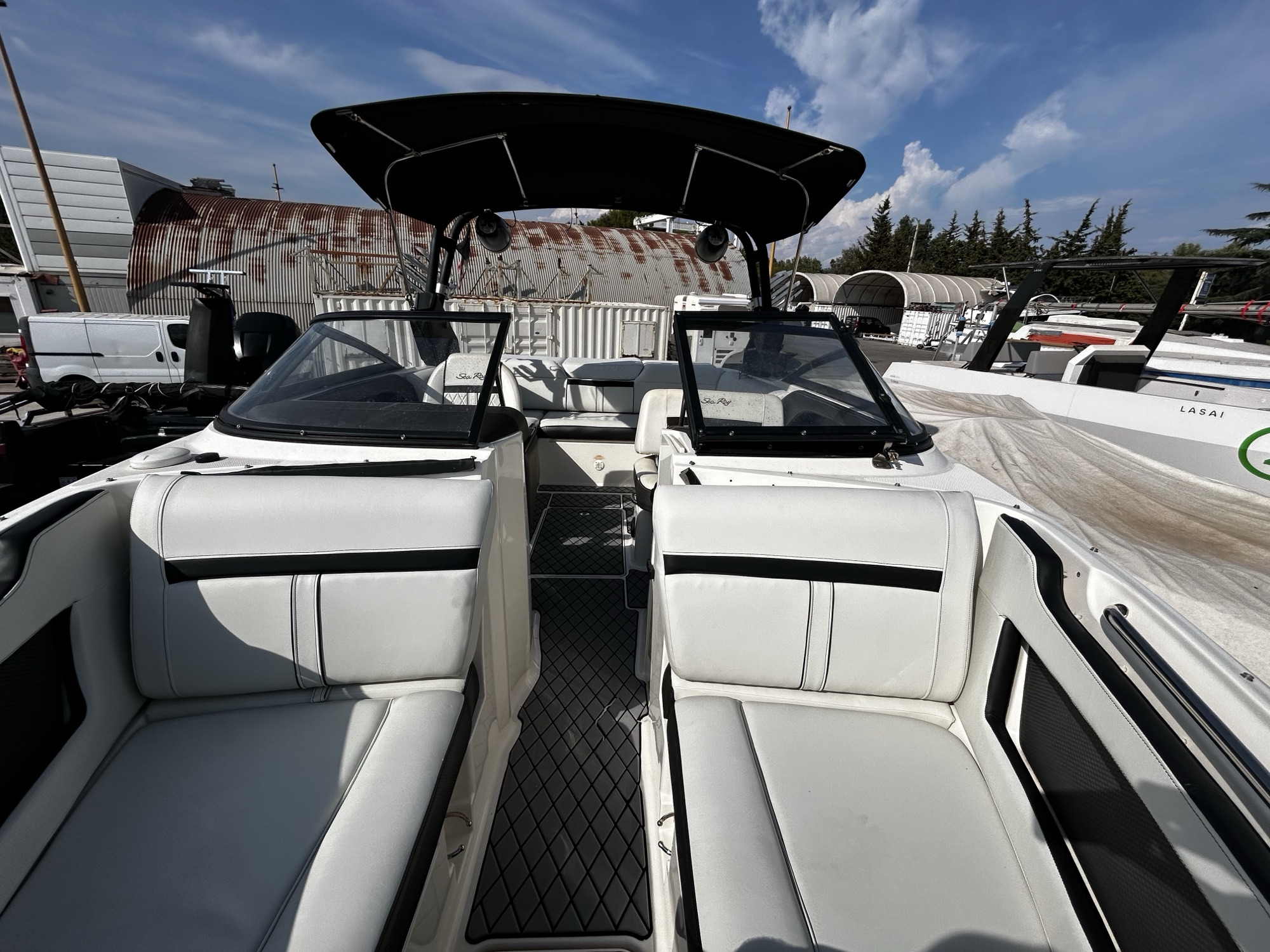 Sea Ray SLX-W 230 « Velaa » (2018)